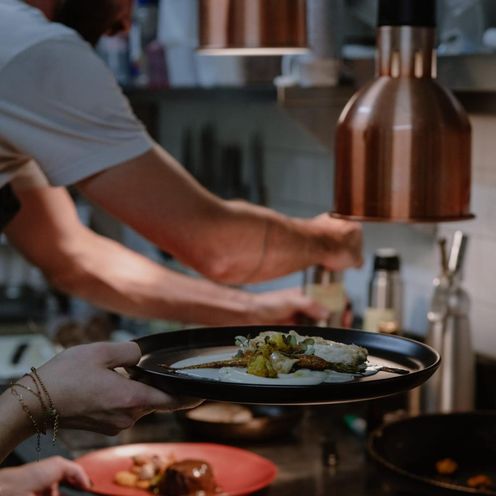 Dressage d'une assiette en cuisine, Bistrot du Grand Liot