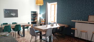 Salle équipée de tables et de chaises, avec un bar