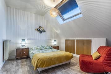 Chambre de l'auberge à l'étage, sous les combles, couvre-lit jaune