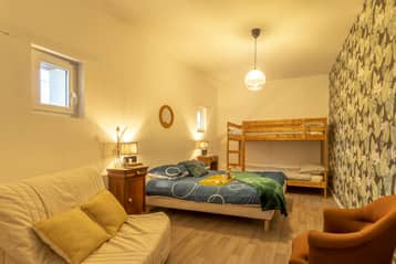 Chambre de l'auberge au rez-de-chaussée, lit double et lits superposés