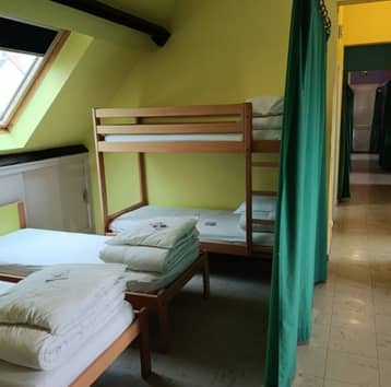 Dortoir de la colonie, lits superposés