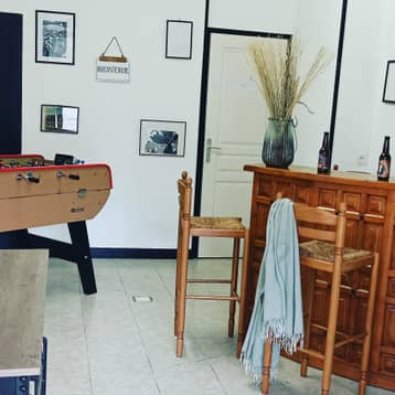Baby-foot et bar en bois dans une salle du manoir