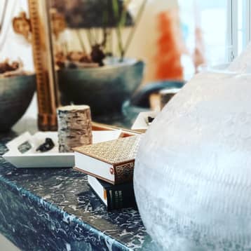 Bougeoir, livres et objets de décoration sur une table