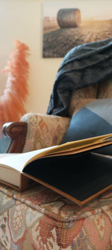 Fauteuil, livre ouvert et plaid