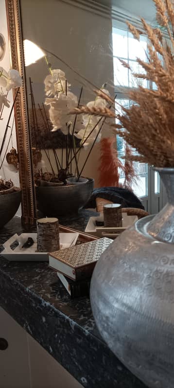 Vases et herbes de pampa près d'une fenêtre