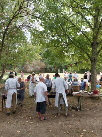 Anniversaire en plein air, convives sous les arbres