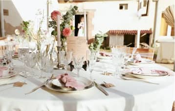 Table de mariage dressée, décor champêtre chic