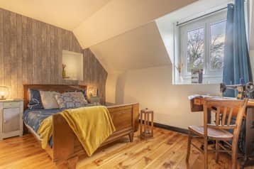 Chambre nuptiale du manoir, lit à couvre-lit jaune