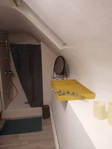 Douche et étagère jaune
