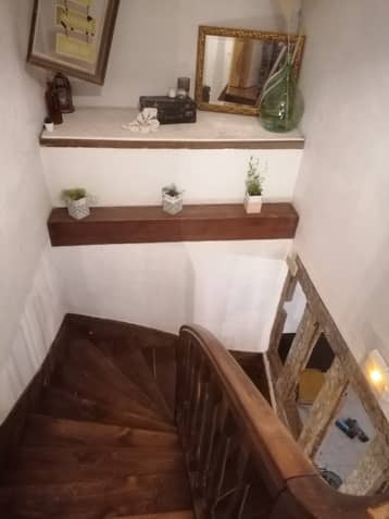 Escalier en bois et étagères