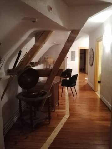 Couloir en parquet sous les poutres