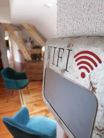Panneau wifi et fauteuils turquoise