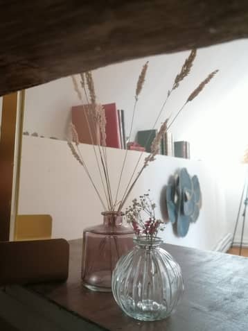 Vase en verre et herbes sèches sur une étagère