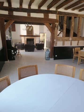 Salon du manoir avec cheminée et poutres apparentes