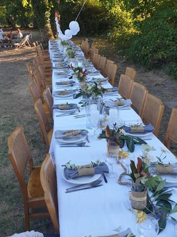 Longue table champêtre dressée en extérieur
