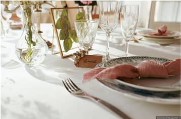 Table dressée, assiette en porcelaine et fleurs
