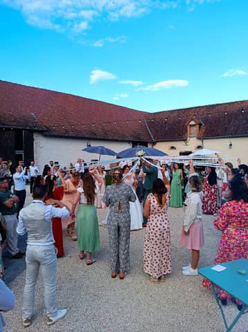 Invités rassemblés dans la cour du domaine