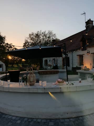 Bar extérieur au crépuscule, dans la cour du domaine