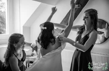 Trois jeunes femmes qui rient et lèvent les bras, photo en noir et blanc
