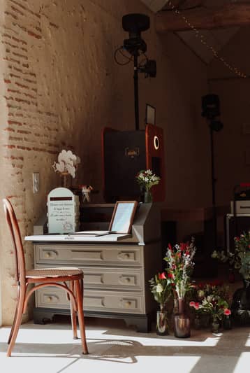 Secrétaire ancien et fleurs, coin pour écrire des lettres aux mariés