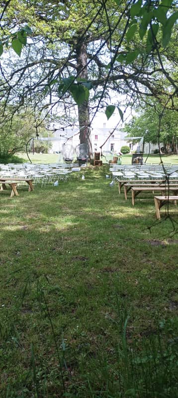 Pelouse et rangées de chaises installées pour une cérémonie en extérieur