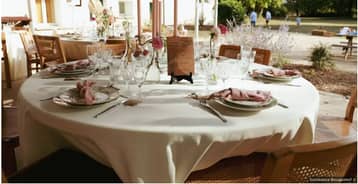 Table ronde dressée en extérieur