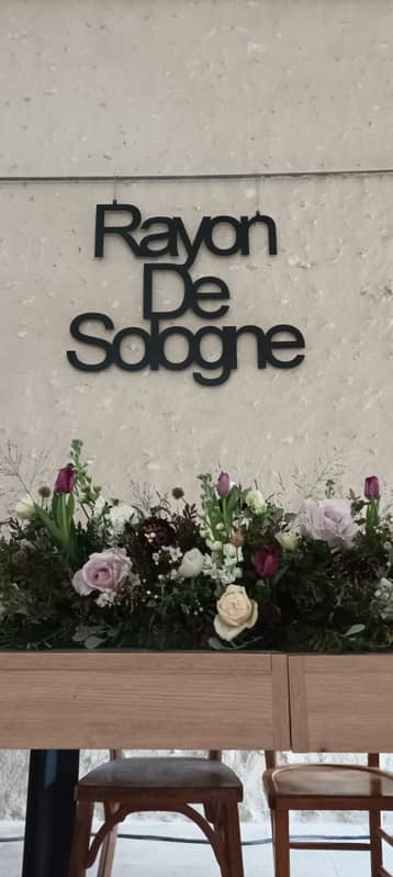 Mur de la grange à l'enseigne Rayon de Sologne, composition florale
