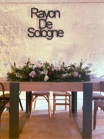 Table d'honneur fleurie sous l'enseigne Rayon de Sologne, dans la grange