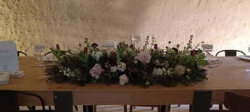 Table des mariés ornée d'une composition florale
