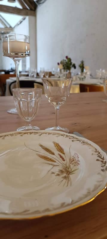 Vaisselle vintage dressée sur une table de mariage