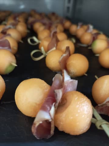 Brochettes de melon et de jambon cru