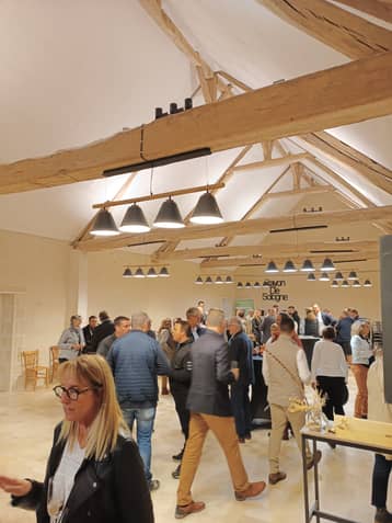 Grange pendant un séminaire, participants dans la salle