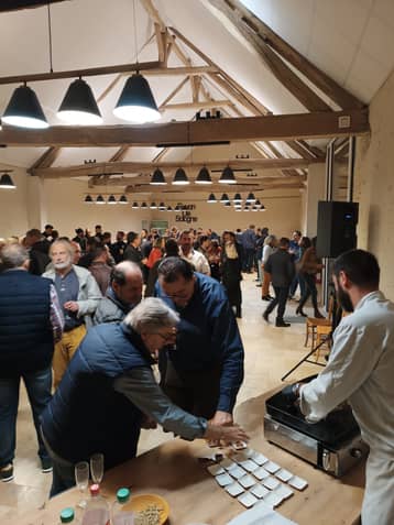 Participants en activité dans la grange