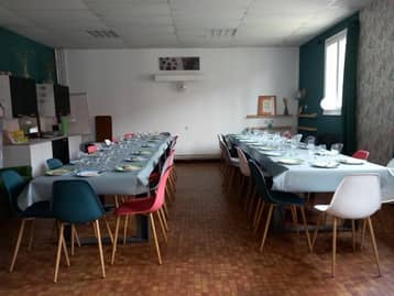 Salle d'anniversaire, tables dressées
