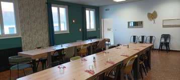 Salle de restaurant dressée pour un groupe