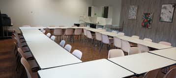 Salle modulable de Langon, tables blanches pour une réunion