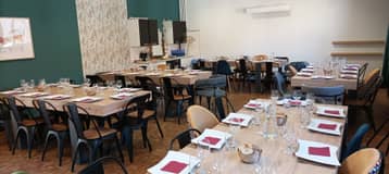 Salle de réunion, tables dressées devant un mur vert