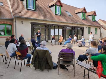Séminaire en plein air dans la cour, devant les bâtiments du domaine