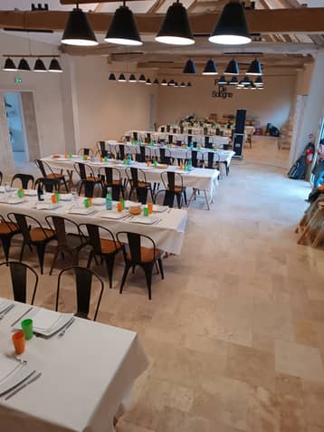 Grange dressée pour un repas, longues tables