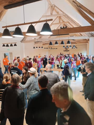 Grange pleine, participants debout