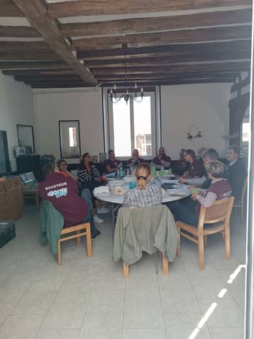 Séminaire autour d'une table ronde, salle aux poutres apparentes