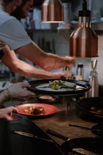 Dressage d'une assiette en cuisine, Bistrot du Grand Liot