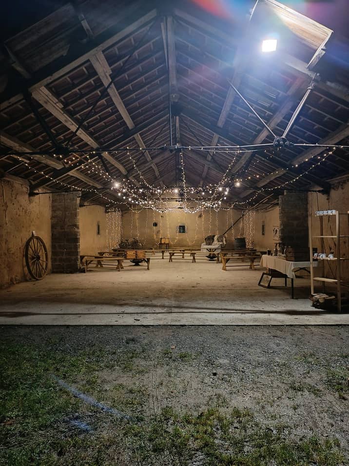 Grange éclairée de guirlandes, ambiance cosy sous la guinguette