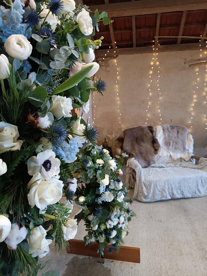 Bouquet de fleurs blanches et bleues dans la grange