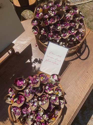 Cornets de pétales de fleurs pour un mariage