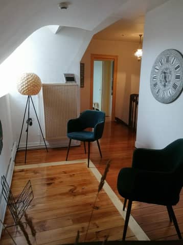Espace boudoir du manoir, fauteuils et parquet