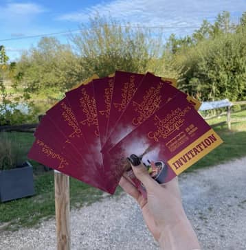 Main tenant des invitations bordeaux, en plein air