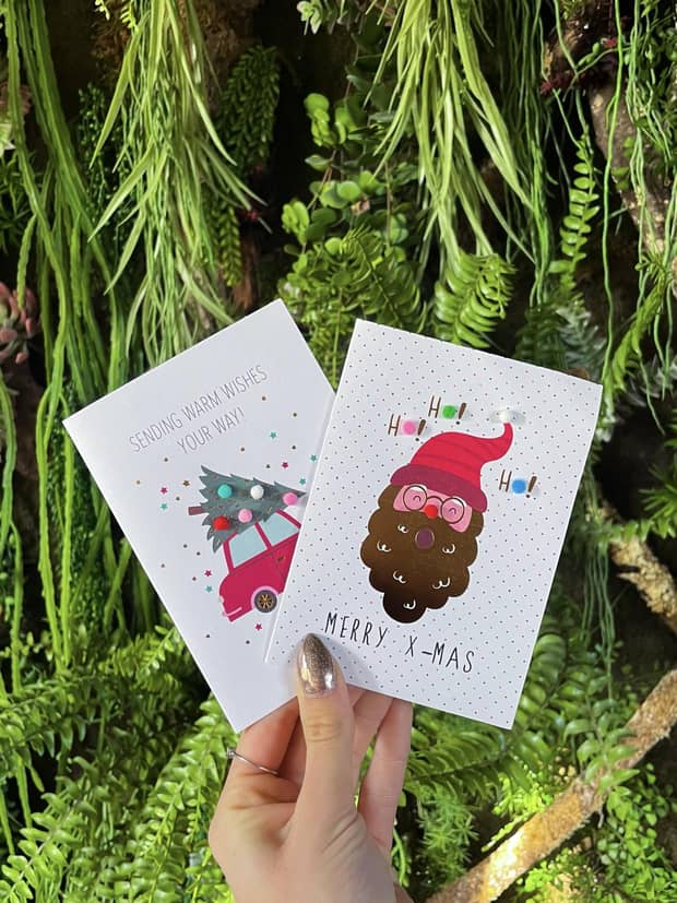 Cartes de Noël tenues à la main