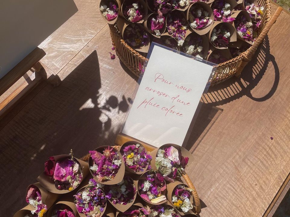Paniers de pétales de fleurs pour un mariage