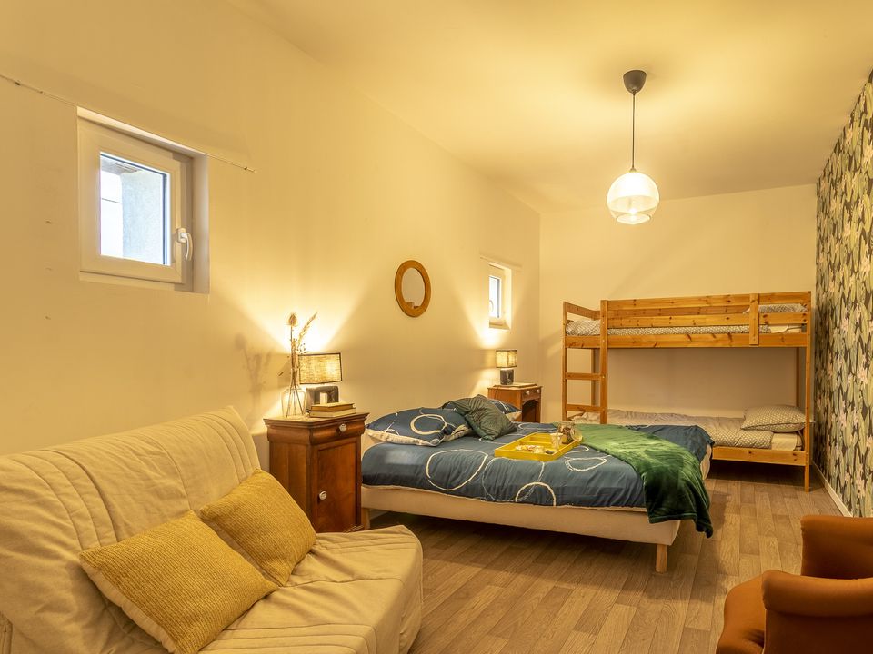 Chambre de l'auberge au rez-de-chaussée, lit double et lits superposés
